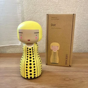 Yayoi Kusama LUCIE KAAS punto giallo numerato Galleria Nazionale di Victoria kokeshi - Foto 1 di 6
