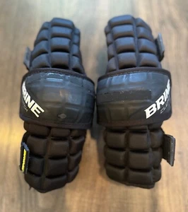 GUC Brine Clutch Lacrosse Black Arm Pads, Grid Flex, Youth Medium CAG17 - Bild 1 von 5