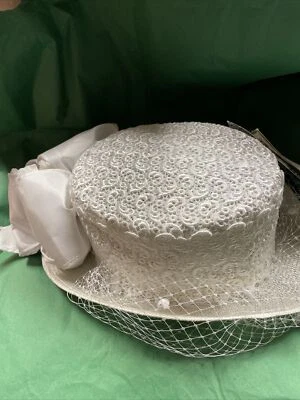 Nuevo sombrero de paja blanco de diseñador Whittall & Shon con superposición de encaje/velo/lazo trasero Foto 1 de 4