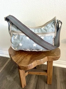 Le Sportsac Everyday Bag Shoulder Crossbody Light Blue Star Print Chevron Strap - Picture 1 of 14