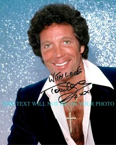 TOM JONES SIGNED AUTOGRAPH 8X10 RPT PHOTO LEGENDARY PERFORMER SEXY EYES GQ HUNK - Picture 1 of 1