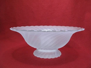 10 1/2" VTG Frosted Swirl Spiral Pattern Glass Pedestal Compote Low Serving Bowl - Picture 1 of 8