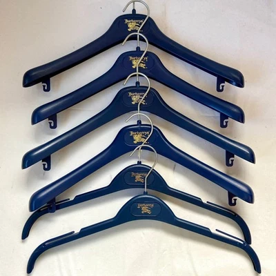 Lote de 6 perchas de plástico Burberry azul marino Foto 1 de 4