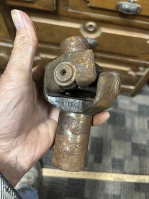 Camión Chevy 1930 1/2 tonelada OEM ¿NOS? Conjunto de junta en U de yugo de eje de transmisión GM 4739 Foto 1 de 4