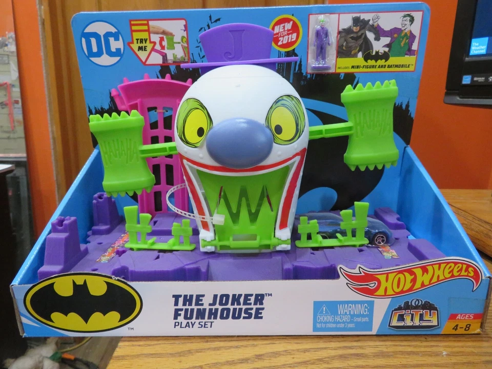 Hot Wheels DC Comics The Joker Funhouse Adventure Playset T2