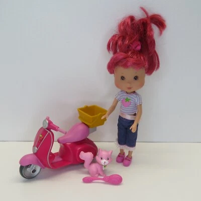 TCFC Playmates 2006 Strawberry Shortcake & Custard Berry Sweet Scooter Set Foto 1 de 4
