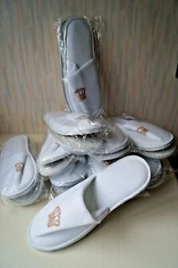 NEU SET ""10" SLIPPER - GESCHLOSSENE ZEHE - MITTEL - WEISS MIT DETAIL GROSSARTIG - Bild 1 von 2