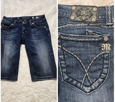 Pantalones cortos de jean Miss Me Bermuda bordados talla 28 Foto 1 de 4