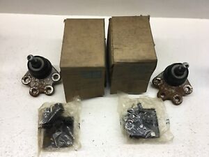 GM NOS 1988-95 Chevy K10 K20 Suburban Truck Lower Ball Joints Pair 15634386