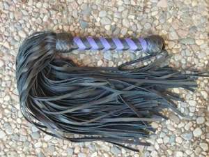 SUPER THUDDY PREMIUM Flogger Cuero Púrpura Negro - 100 COLAS - ENTRENADOR DE CABALLOS - Imagen 1 de 9