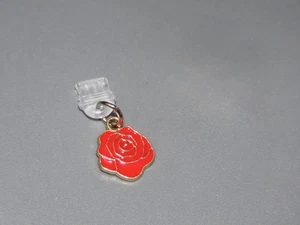 Breloque rose avec prise USB-C attachée - Utilisé dans la zone du chargeur - Photo 1 sur 1