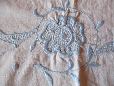 Drap N°380 ancien en coton fleur bleue brodée 210 X 275 Cm  - Photo 1/4