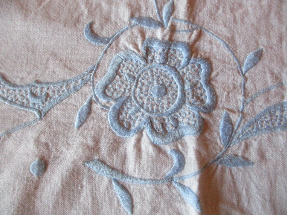 Drap N°380 ancien en coton fleur bleue brodée 210 X 275 Cm  - Photo 1/4