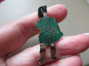 VINTAGE GOLD TONE ENAMEL GREEN TARTAN SCOTTISH GUARDSMAN BROOCH PIN PRETTY OLD - Picture 1 of 4