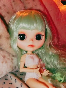 Muñeca de fábrica desnuda Blythe de 12 pulgadas piel blanca labios rosados cabello ondulado verde cuerpo articulado - Imagen 1 de 25