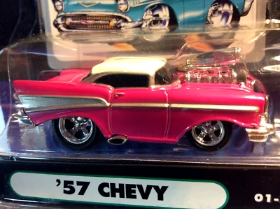 MUSCLE MACHINES 1957 CHEVY -- CARRO FUNDIDO 1/64 - 57 CHEVY - ROSA   - Imagem 1 de 3
