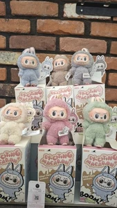 Pop Mart Labubu THE MONSTERS aufregendes Macaron Vinyl Gesicht Set - geöffnete Box & Tasche - Bild 1 von 8