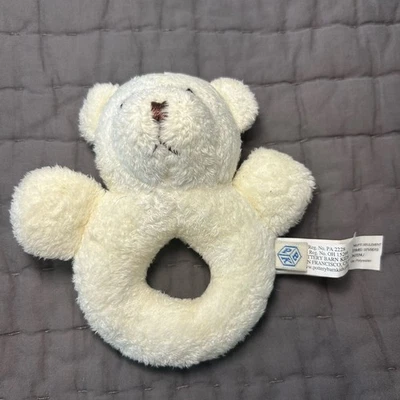 Anillo de juguete de peluche para bebé Pottery Barn niños oso blanco sonajero Foto 1 de 2