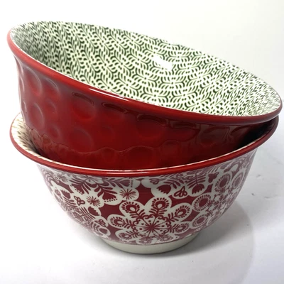 Conjunto de 2 tigelas de cerâmica vermelha Hallmark - floral pontilhada e escandinava em relevo - Imagem 1 de 4