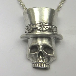 COLGANTE DE CALAVERA Y SOMBRERO TOP DE PLATA ESTERLINA MJG - CADENA DE 20". BIKER. GUITARRISTA - Imagen 1 de 5