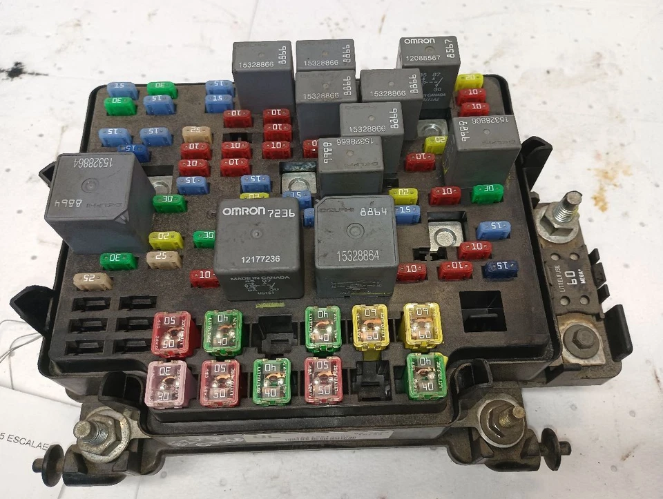 Caja de fusibles de motor de 2005 Cadillac Escalade ESV 6,0 L 11846635 Foto 1 de 4