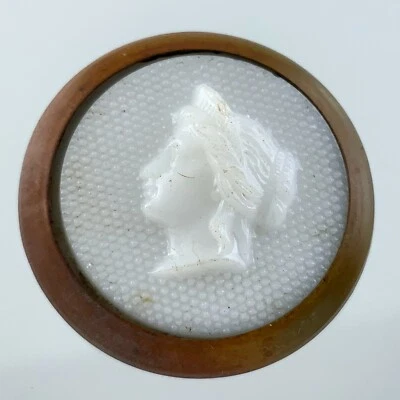 Queen Victoria Jubilee Busto Estuche Vidrio Leche Latón Alto Relieve Tallado Botón 900A Foto 1 de 4