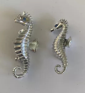 2 Alfileres Vintage Seahorse Tono Plateado con Ojos de Cristal Azul Playa Estilo Costero - Imagen 1 de 3