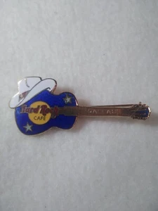 Vintage Hard Rock Cafe Anstecknadel Dallas Texas USA blau starr Gitarre weißer Hut - Bild 1 von 4