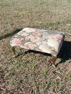 Taburete de pie tapizado estilo Queen Anne con patas de latón tapiz floral vintage Foto 1 de 4