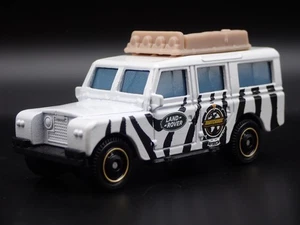 1961-1971 Land Rover Gen II Safari Bianco 1/64 Diorama Scala Modellino Auto - Foto 1 di 7