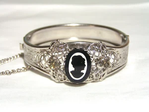 ...Vintage Silver Tone, Rhinestones, Glass Silhouette Cameo Hinged Bracelet... - Imagen 1 de 8