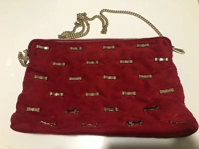Bolso sin asas Zara de gamuza rojo con tachuela de cinta y correa de cadena Foto 1 de 4