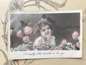 Carte Postale ancienne fantaisie - Enfant aux fleurs a naughty little twinkle  - Imagen 1 de 1