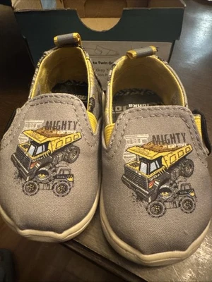 Zapatos grises TOMS X Tonka Trucks pequeños Alpargata Twin Gore talla 4 Foto 1 de 4