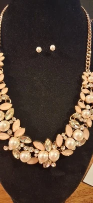 NUEVO EN CAJA 2019 AVON DORADO ROSA PRIMAVERA NACARADO COLLAR CONJUNTO PENDIENTES Foto 1 de 4