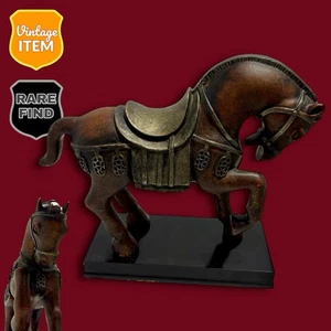 Statuina cavallo guerriero posizione cerimoniale resina marrone stile Tang cinese con supporto. - Foto 1 di 10