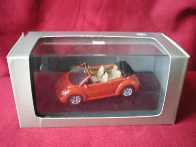 AUTOART  Volkswagen New Beetle (orange), voiture concessionnaire 1/43em     - Photo 1/3