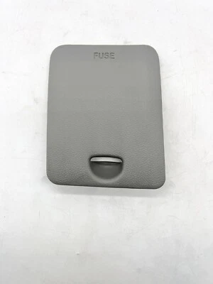 07-08 Hyundai Entourage Interior Caja de Fusibles Cubierta Panel de Acceso GRIS 84755-4D000 Foto 1 de 4