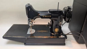 Macchina da cucire pulita 1956 SINGER 221 peso piuma e custodia FUNZIONANTE vedi video - Foto 1 di 12