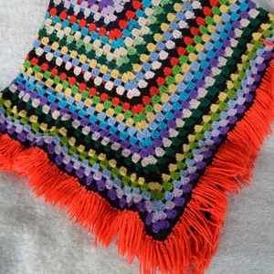 Vintage Pure Wool Hand Crochet Knee Rug with Bright Red Fringe - Foto 1 di 4