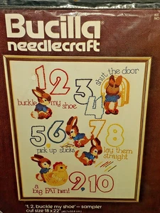 De Colección Bucilla Needlecraft Kit #48682 Niños Guardería Rima Muestreador CONEJITOS Pollitos Nuevo de Lote Antiguo - Imagen 1 de 9