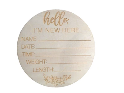 Letrero de anuncio de nacimiento de madera Hello I'm New Here Foto 1 de 2