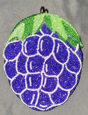 Bolsa de moedas Delill vintage feita à mão com miçangas Kiss Lock uvas roxas 1966  - Imagem 1 de 4