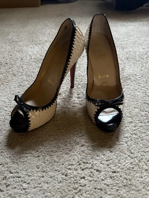 Auténticas mandíbulas Christian Louboutin 38,5 8 EE. UU. ¡Raras! Blanco y negro Foto 1 de 4