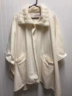 Poncho LeModa para mujer con capa de piel sintética ribete de chenilla talla única usado crema vacaciones Foto 1 de 4