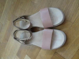 Clarks size 8D sandles beige sole dusty pink strap and brown strap at ankle - Picture 1 of 8
