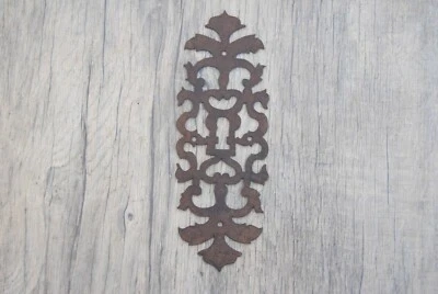 Raro Vintage Grande Hierro Hecho a Mano Puerta Perforada ESCUTCHEON Llave Agujero Cubierta Foto 1 de 4
