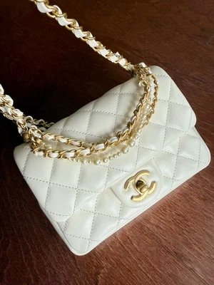 Chanel Mini Bolso con Solapa Blanco Piel de Cordero Perla Cadena Con Oro HW 24P🤍 NUEVO RARO Foto 1 de 4