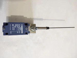 N.9 Telemecanique Kit Fine Corsa Baffo ZCKJ1+ZCKE05+ZCKY91 + piastre montaggio - Foto 1 di 6