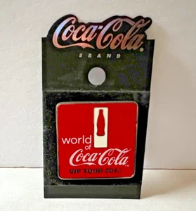 PIN World of Coca-Cola VIP TOUR 2015 Coca-Cola Red Atlanta Headquarters 1,5 pulgadas NUEVO - Imagen 1 de 5